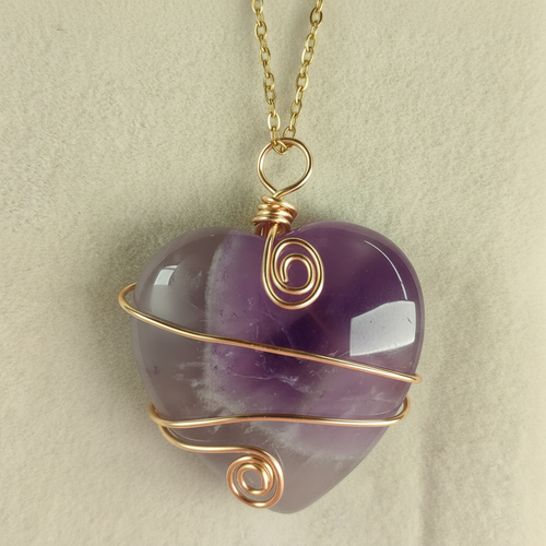 Halskette mit großem herzförmigen Amethyst