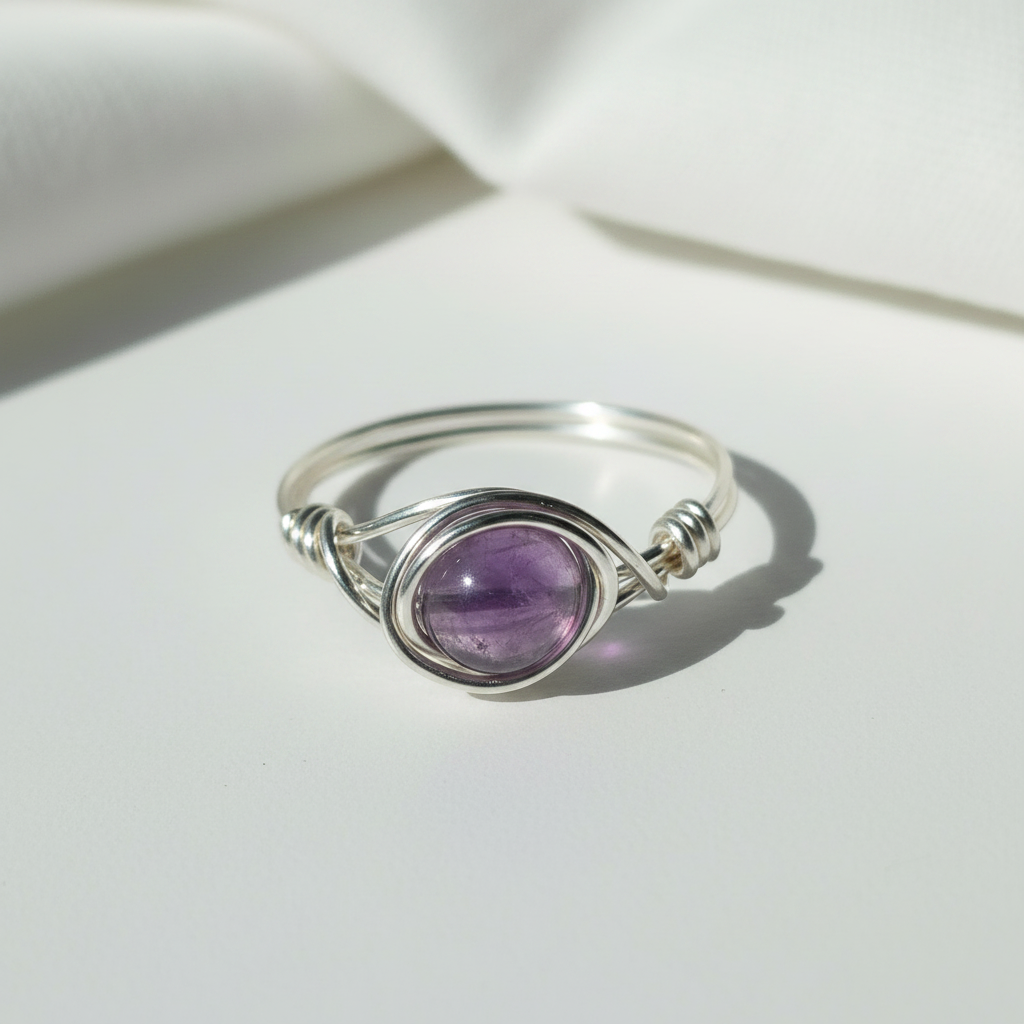 Ring aus silbernen Draht mit Amethyst