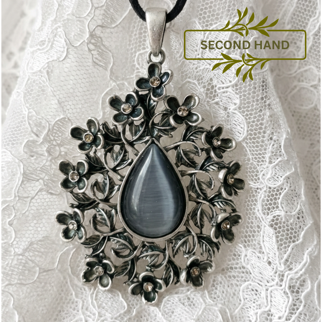 Vintage-inspirierter Anhänger mit floralen Details