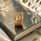Anxiety Ring / Fidget Ring auf einem Buch