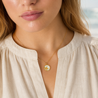 Halskette mit Seesternen im Kreis in Gold am Model