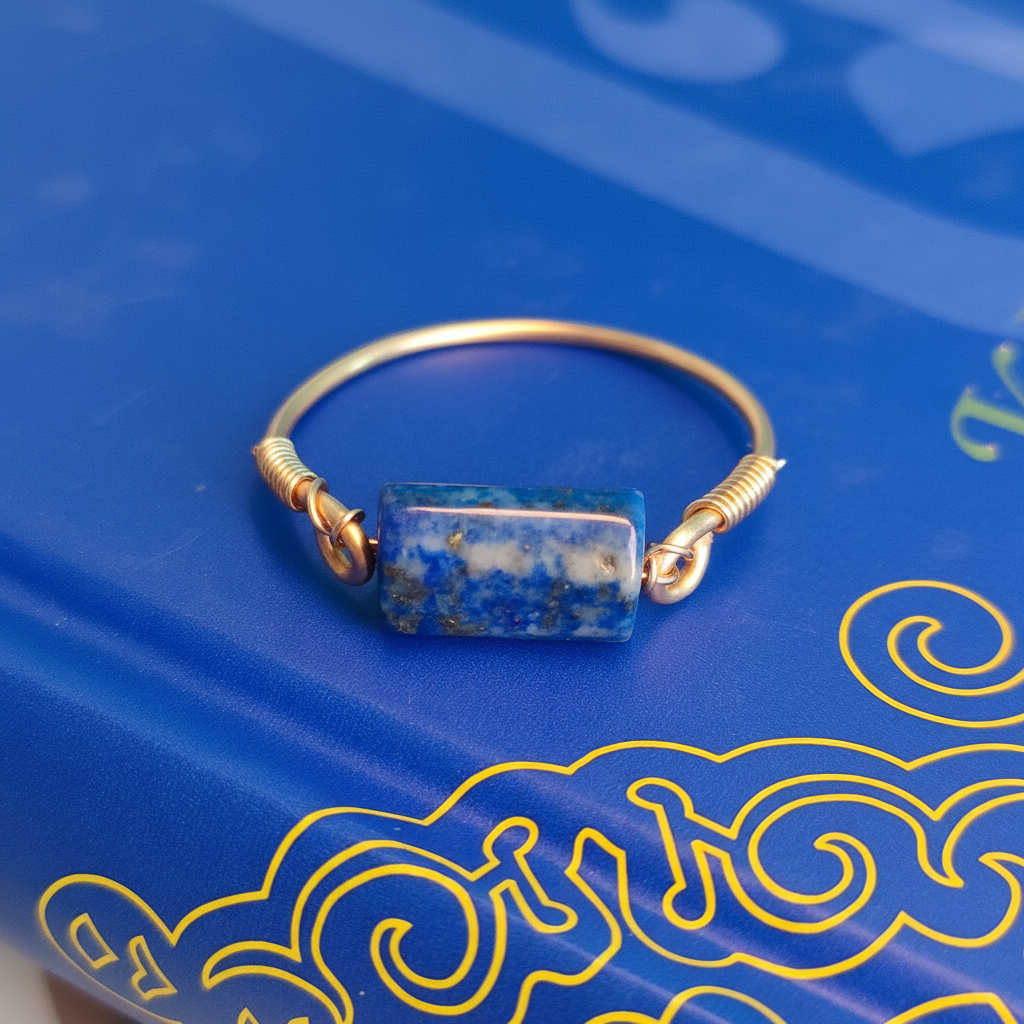 Drahtring mit großem Lapislazuli Stein