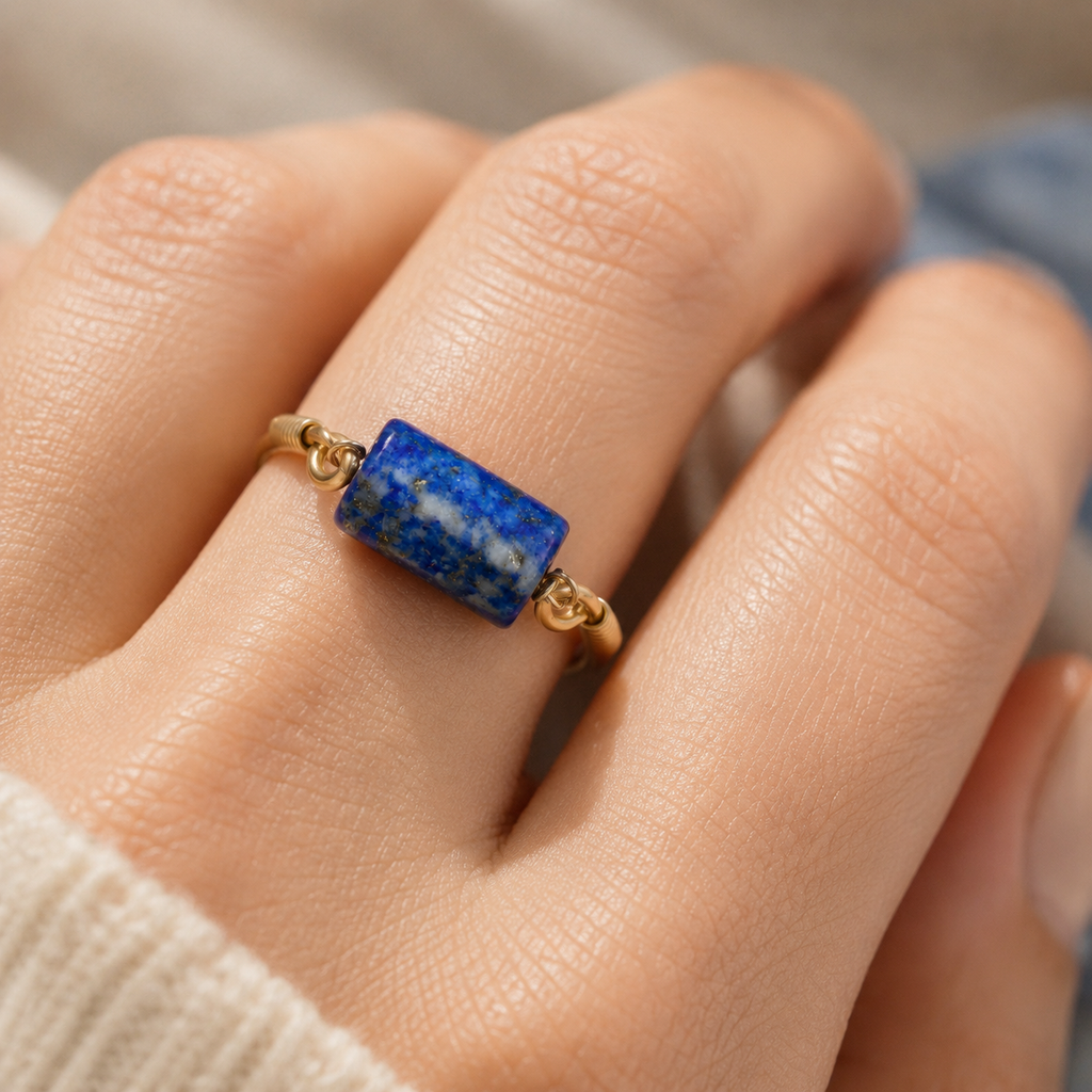 Lapizlazuli am Finger