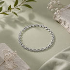 Leichtes Armband mit Herzen auf weichem grünen Stoff und Trockenen Blumen