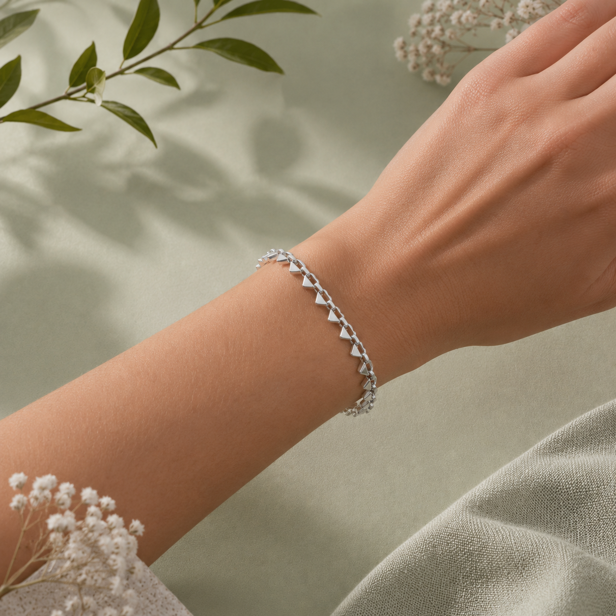 Leichtes Armband mit Herzen am Handgelenk
