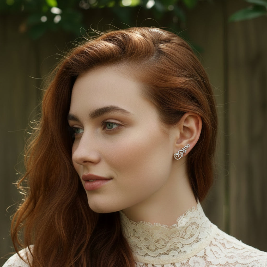 Model trägt filigrane Ohrringe, die das Ohr zum Teil bedecken