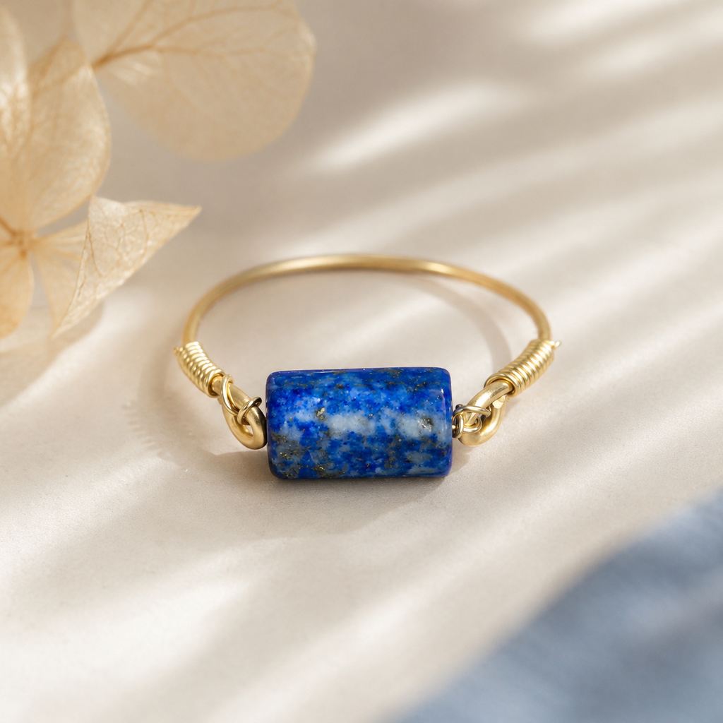Ring mit Lapislazuli Stein auf stoff