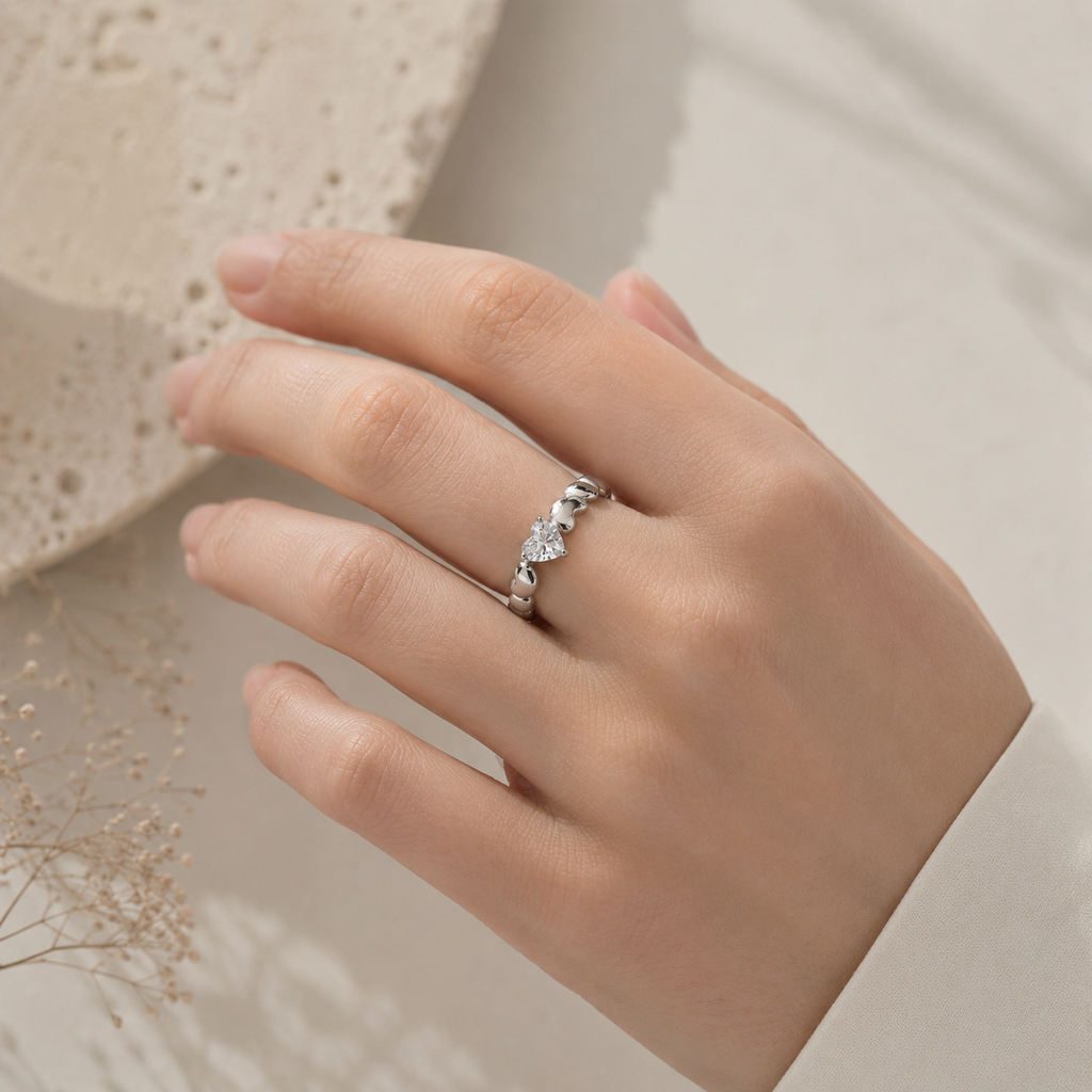 Ring mit abwechselnden Herzen und Zirkonia am Model