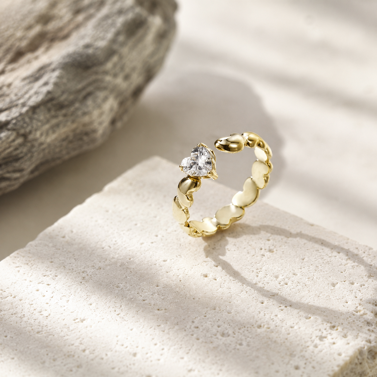 Ring mit abwechselnden Herzen und Zirkonia in Gold