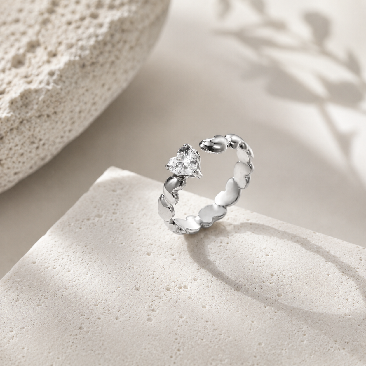 Ring mit abwechselnden Herzen und Zirkonia in Silber