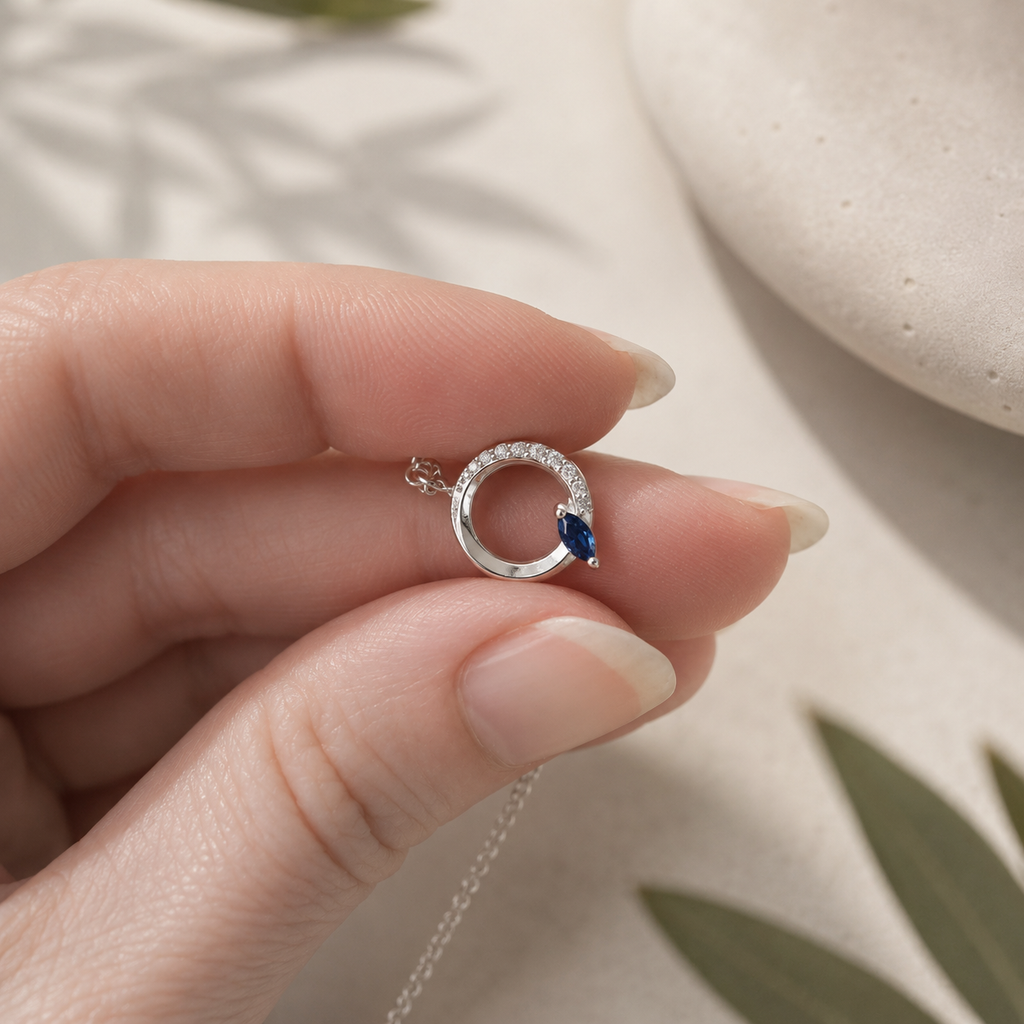 Silber Anhänger mit Zirkonia Haltend