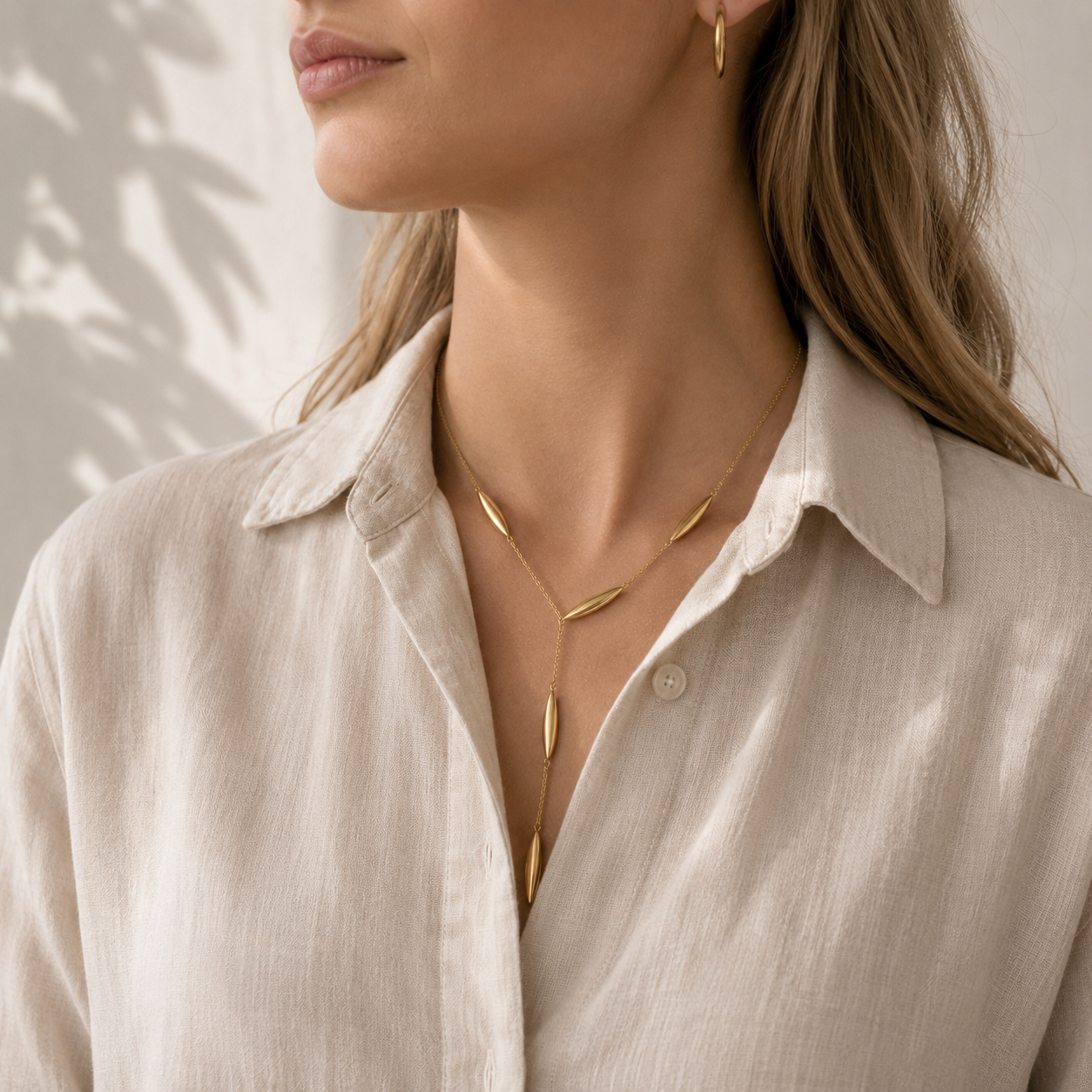 Y- Kette mit langen goldenen Perlen am Model