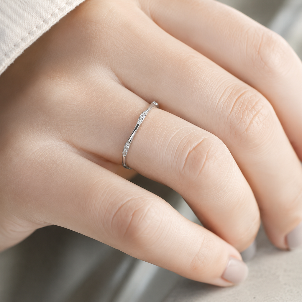 Zarter Zirkonia Ring am Finger
